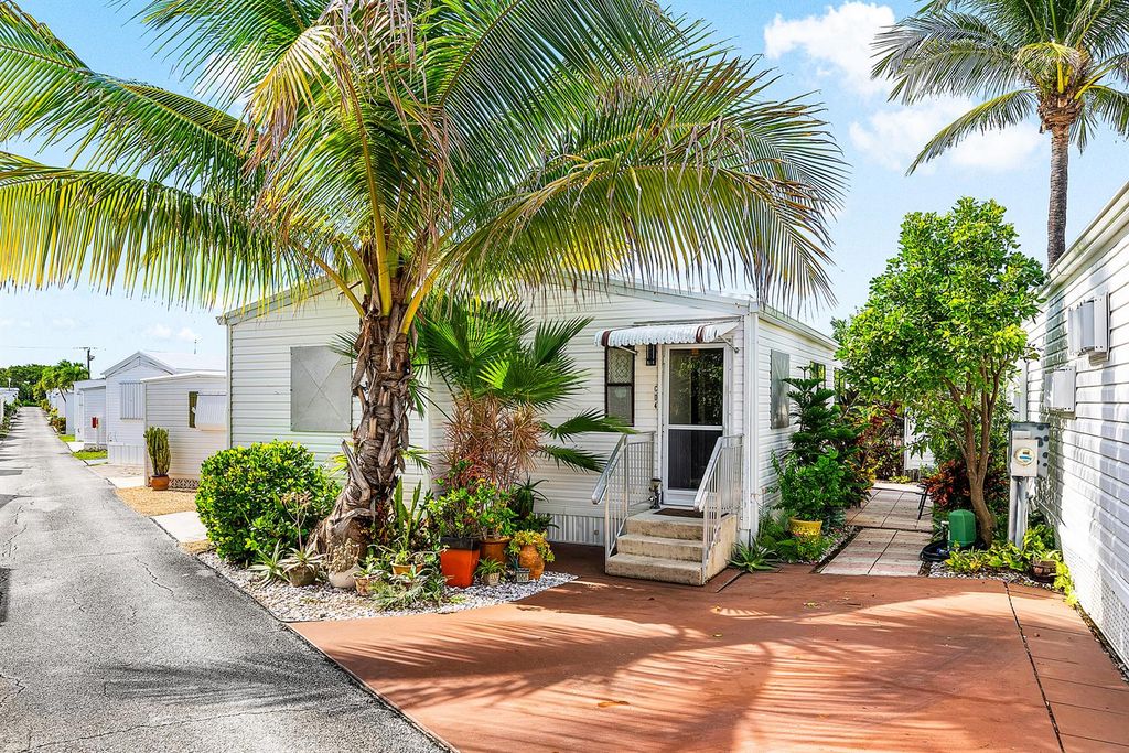 4 East Cedar Drive Cd, Briny Breezes, FL 33435