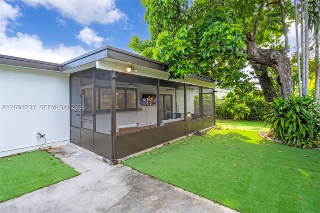 6021 SW 17th St, Miami, FL 33155