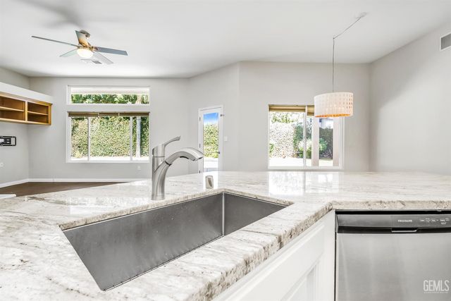 10918 Rosslyn Lane, Bakersfield, CA 93311