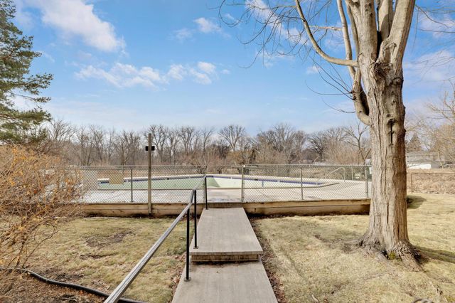 4710 58th Avenue N 107, Crystal, MN 55429