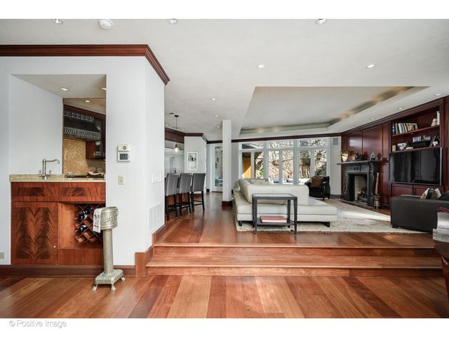 1811 N Howe Street, Chicago, IL 60614