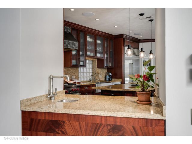 1811 N Howe Street, Chicago, IL 60614
