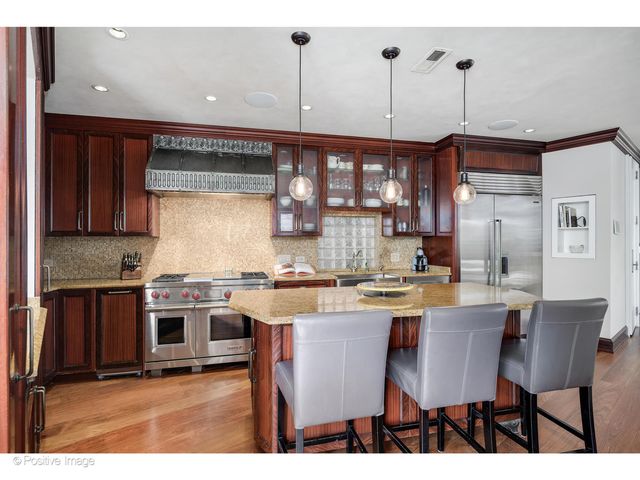 1811 N Howe Street, Chicago, IL 60614