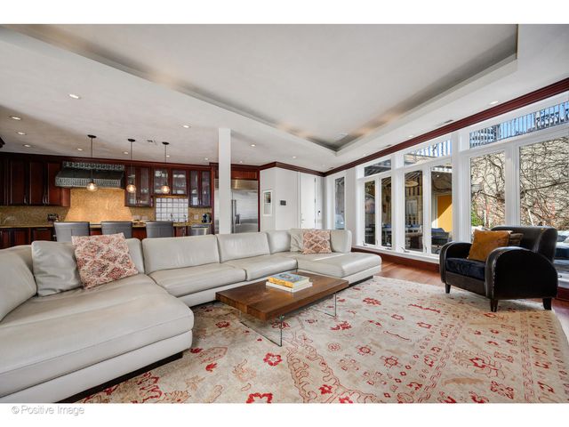 1811 N Howe Street, Chicago, IL 60614