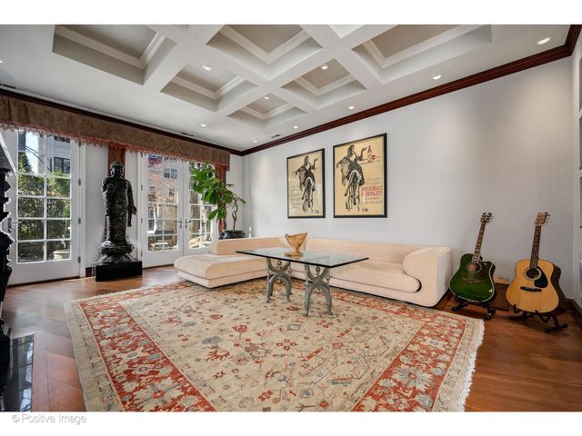 1811 N Howe Street, Chicago, IL 60614