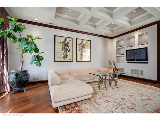 1811 N Howe Street, Chicago, IL 60614
