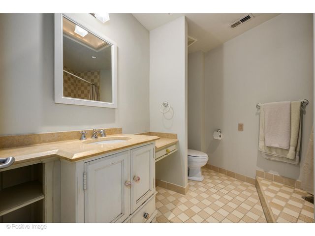 1811 N Howe Street, Chicago, IL 60614