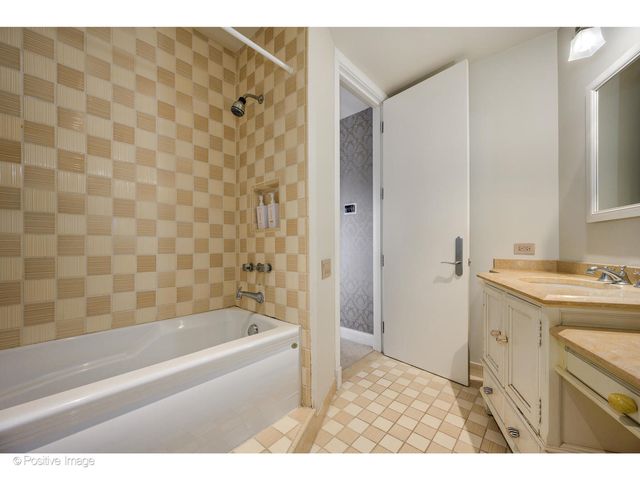 1811 N Howe Street, Chicago, IL 60614