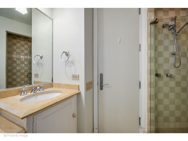 1811 N Howe Street, Chicago, IL 60614
