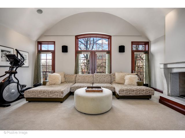 1811 N Howe Street, Chicago, IL 60614