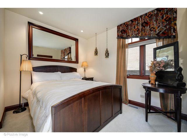1811 N Howe Street, Chicago, IL 60614