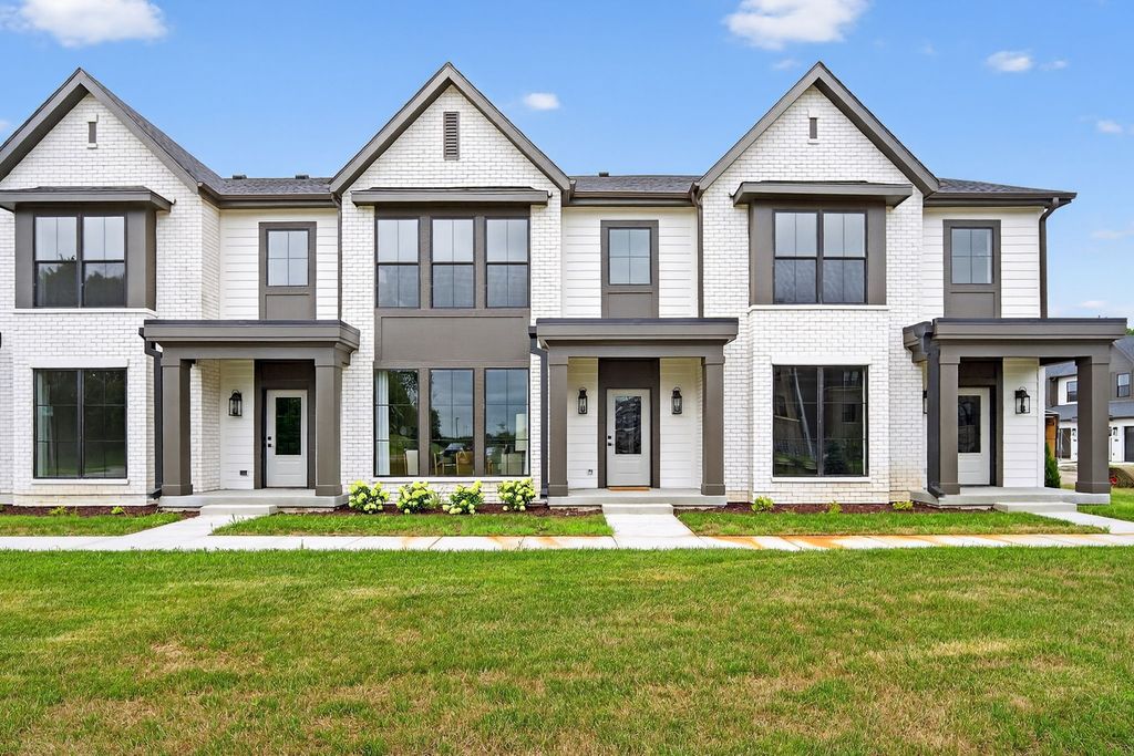 916 Peak Drive, West Des Moines, IA 50266