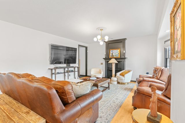 903 East Gaslight Drive, Springfield, MO 65810