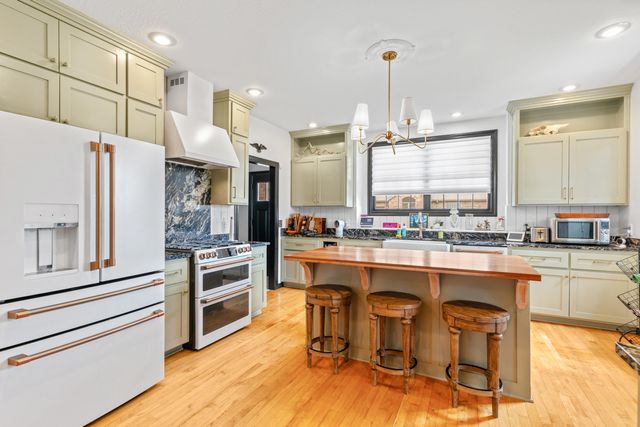 903 East Gaslight Drive, Springfield, MO 65810