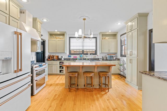 903 East Gaslight Drive, Springfield, MO 65810