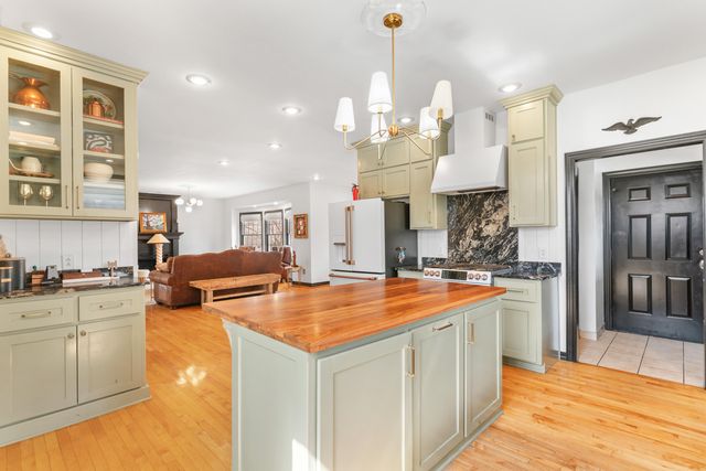 903 East Gaslight Drive, Springfield, MO 65810
