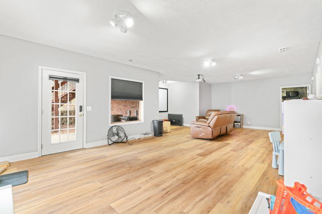 903 East Gaslight Drive, Springfield, MO 65810