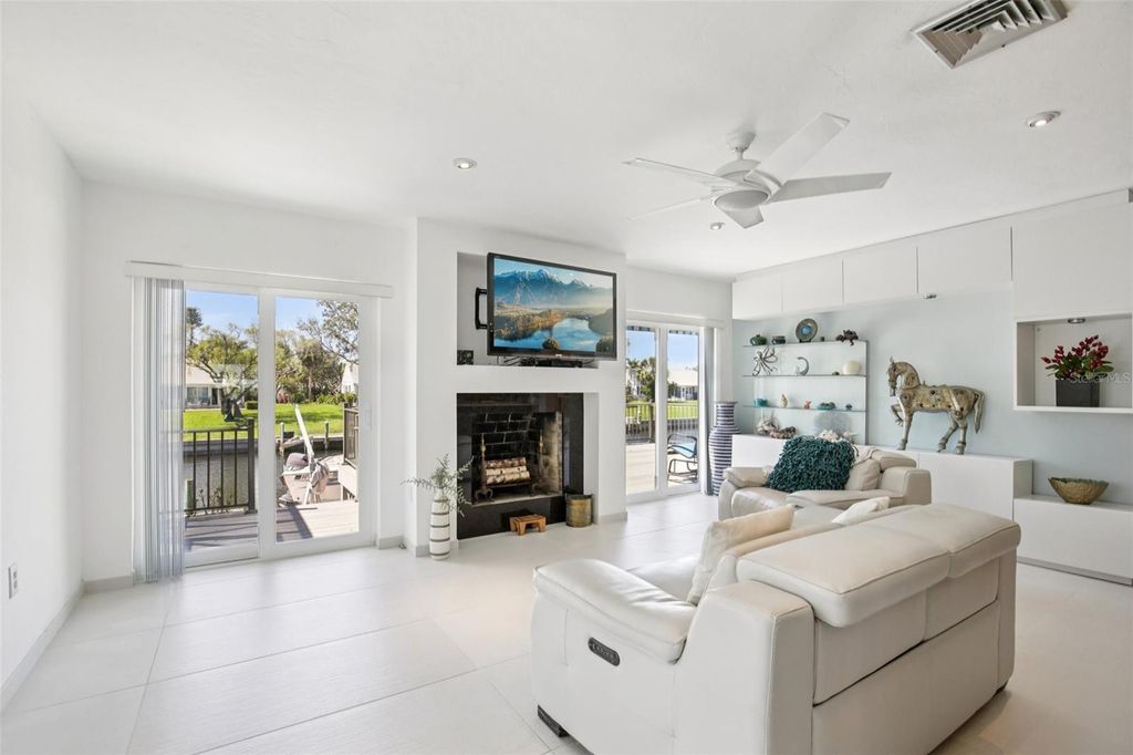 Image 3 of property listing at 4532 BIMINI DRIVE, Bradenton, FL 34210