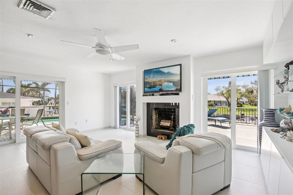 Image 4 of property listing at 4532 BIMINI DRIVE, Bradenton, FL 34210