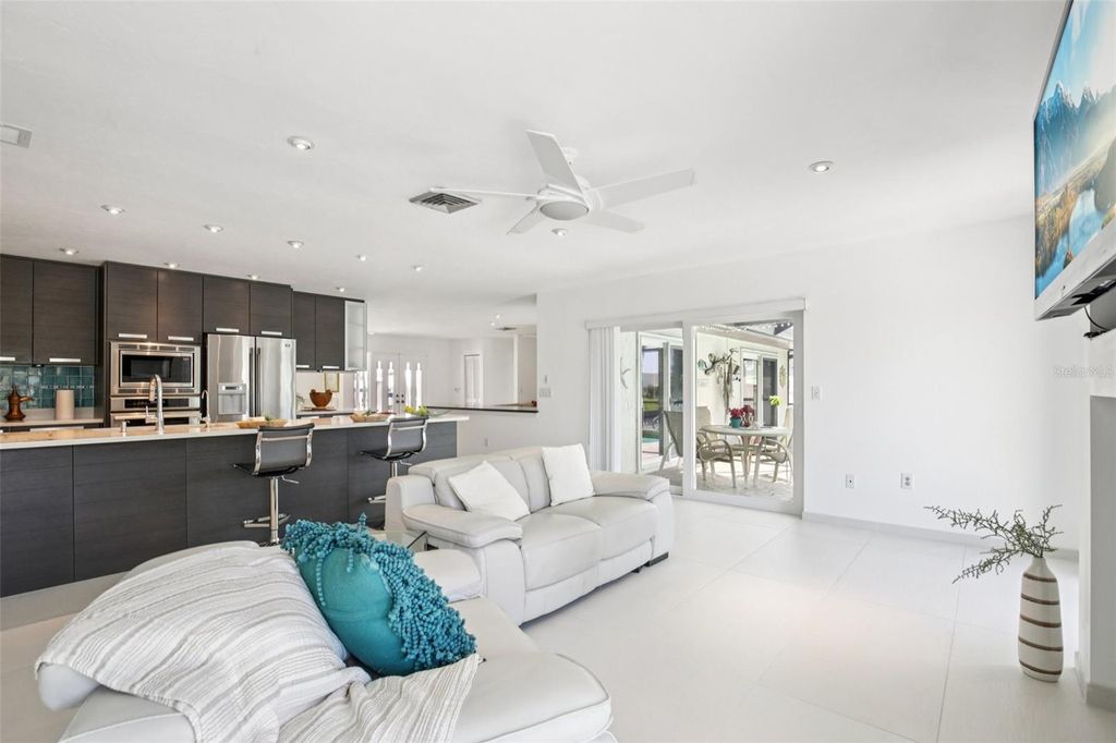 Image 6 of property listing at 4532 BIMINI DRIVE, Bradenton, FL 34210