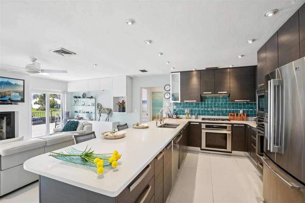 Image 7 of property listing at 4532 BIMINI DRIVE, Bradenton, FL 34210