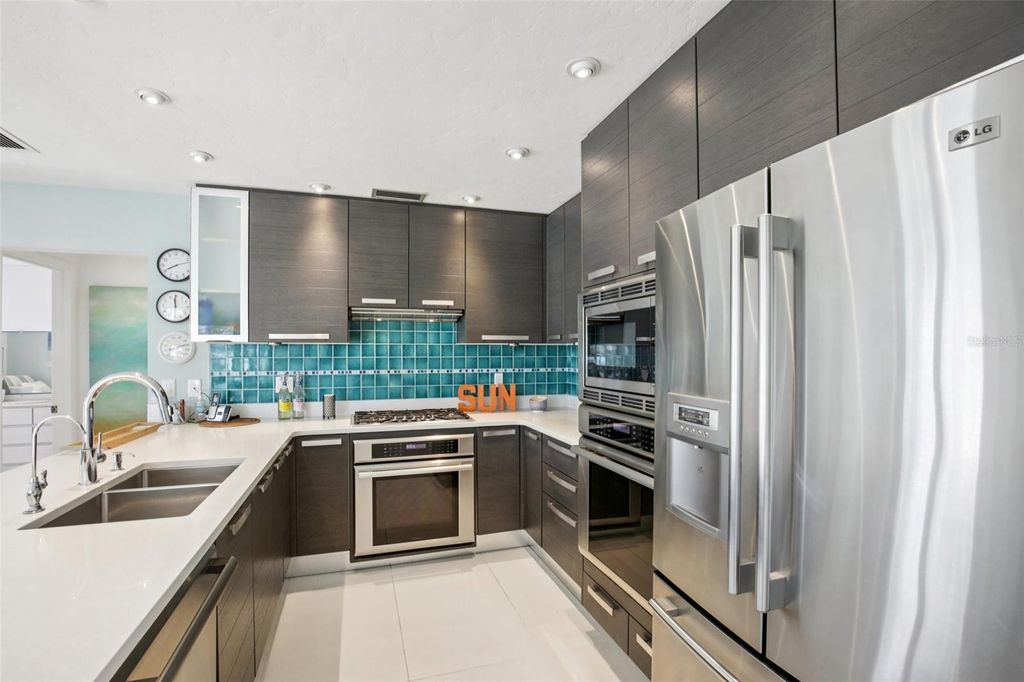 Image 8 of property listing at 4532 BIMINI DRIVE, Bradenton, FL 34210