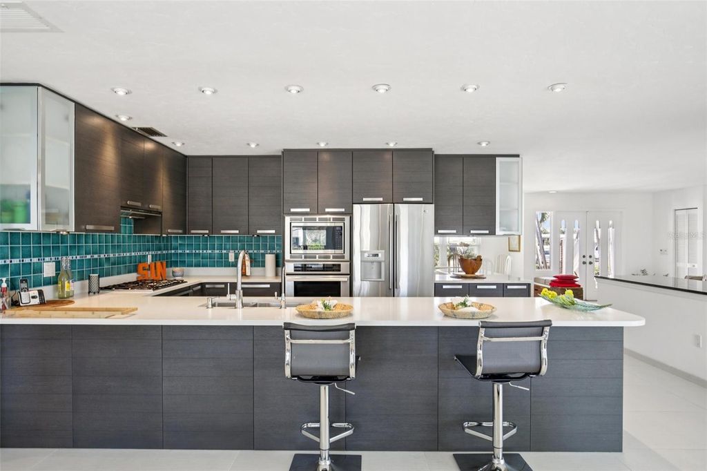 Image 10 of property listing at 4532 BIMINI DRIVE, Bradenton, FL 34210