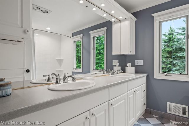 6280 Dakota Circle, Bloomfield Hills, MI 48301