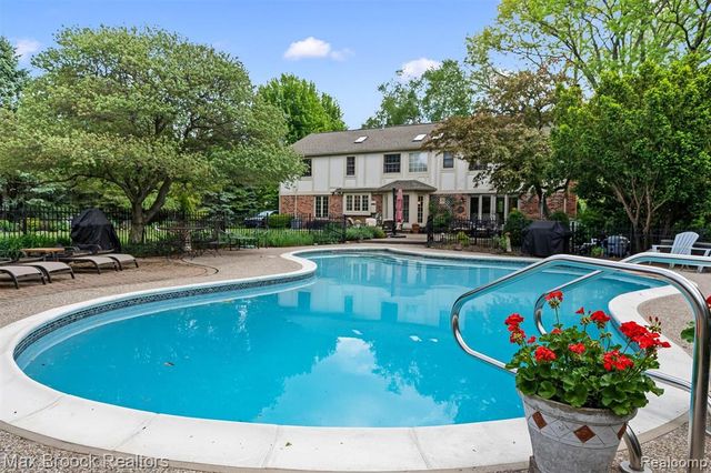 6280 Dakota Circle, Bloomfield Hills, MI 48301
