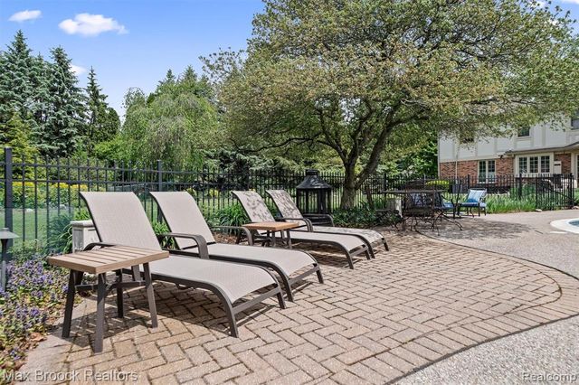 6280 Dakota Circle, Bloomfield Hills, MI 48301