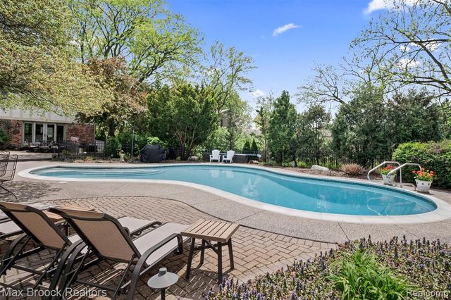 6280 Dakota Circle, Bloomfield Hills, MI 48301
