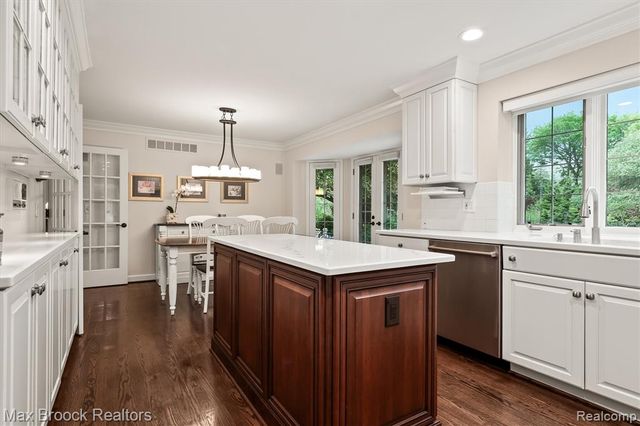 6280 Dakota Circle, Bloomfield Hills, MI 48301