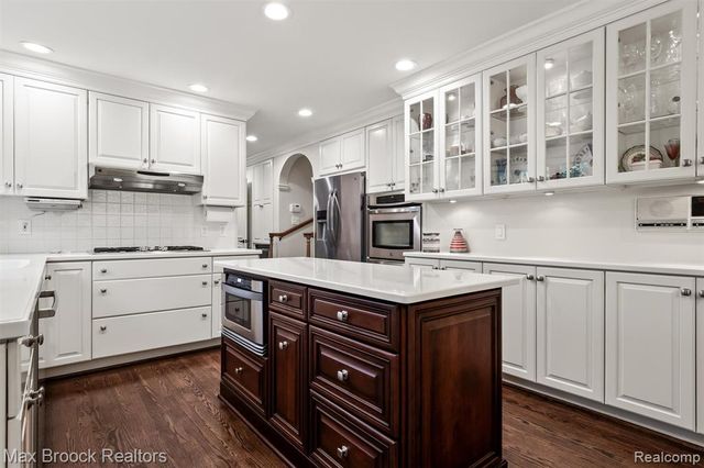 6280 Dakota Circle, Bloomfield Hills, MI 48301