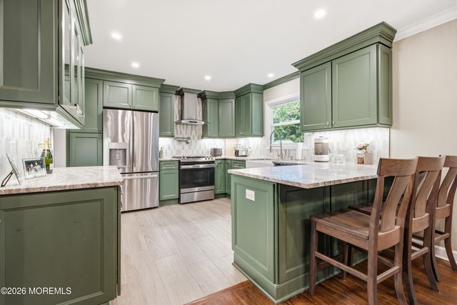 11 Highview Circle, Middletown, NJ 07748