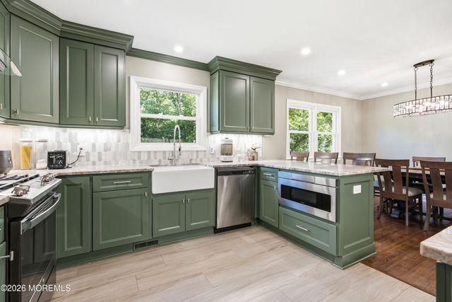 11 Highview Circle, Middletown, NJ 07748