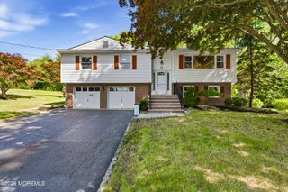 11 Highview Circle, Middletown, NJ 07748