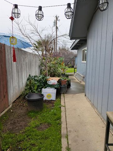 5209 N Angus Avenue, Fresno, CA 93710