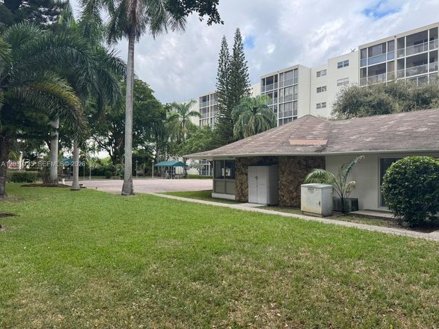 900 NE 12th Ave 302, Hallandale Beach, FL 33009