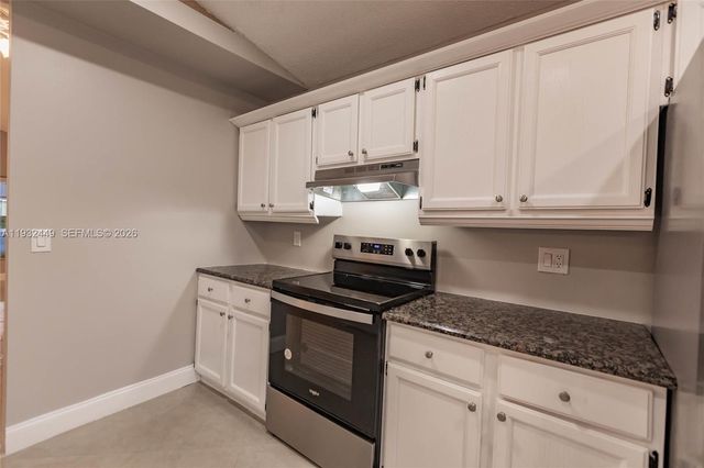 2042 Cross Breeze Dr, Wellington, FL 33414