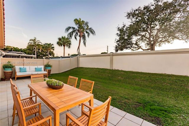 2042 Cross Breeze Dr, Wellington, FL 33414