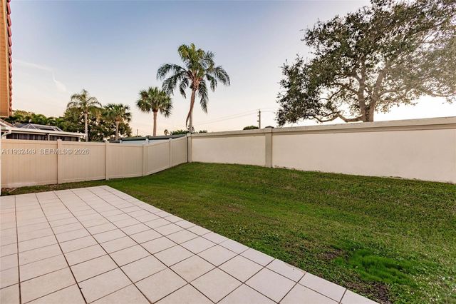 2042 Cross Breeze Dr, Wellington, FL 33414