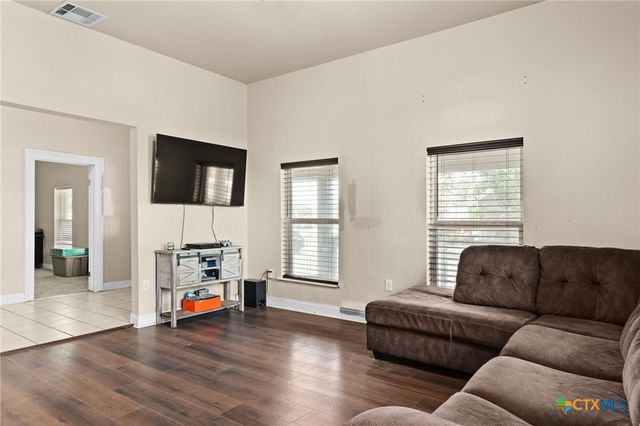 607 S Main St, Lampasas, TX 76550