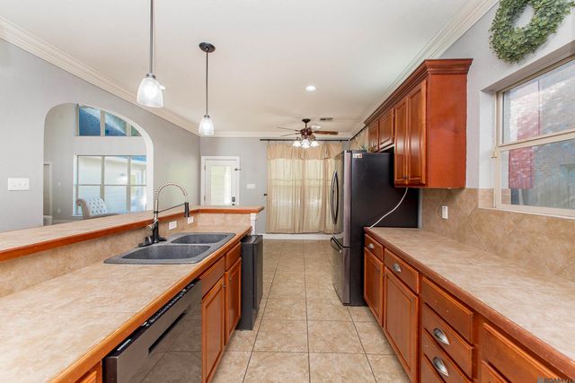 12225 Canterbury Park Dr, Geismar, LA 70754