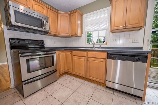 45 Sunset Creek Drive, West Seneca, NY 14224