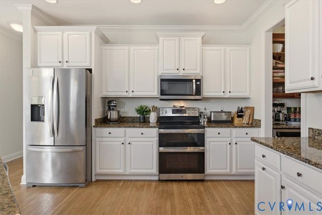 736 Colony Forest Dr, Midlothian, VA 23114