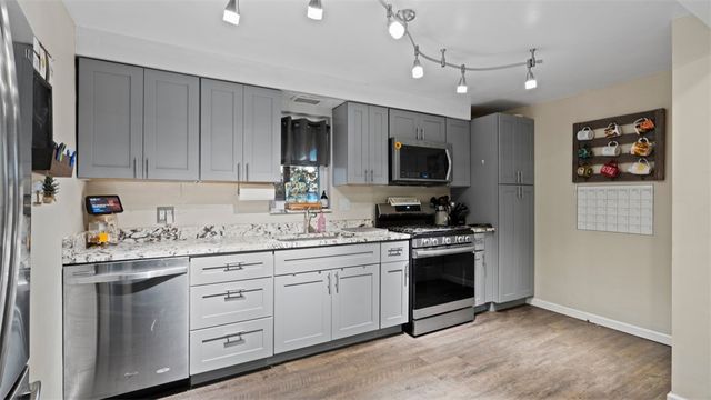 300 Sunset Blvd, South Strabane, PA 15301