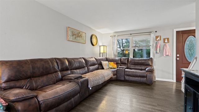 300 Sunset Blvd, South Strabane, PA 15301