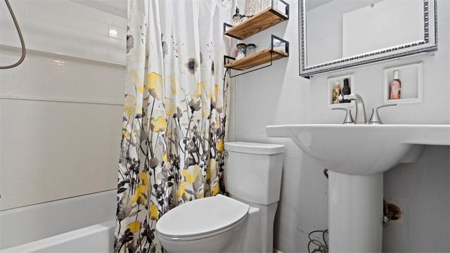 300 Sunset Blvd, South Strabane, PA 15301