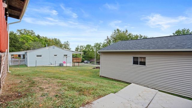 300 Sunset Blvd, South Strabane, PA 15301