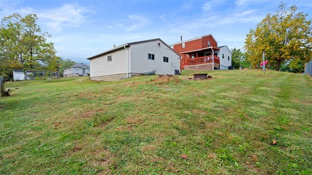 300 Sunset Blvd, South Strabane, PA 15301